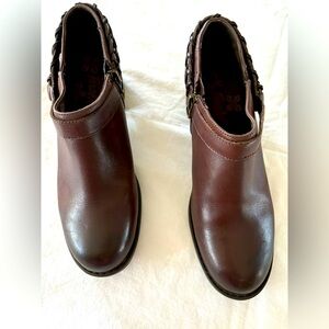 Tara M. Women size 8 1/2 leather shooties/ short booties